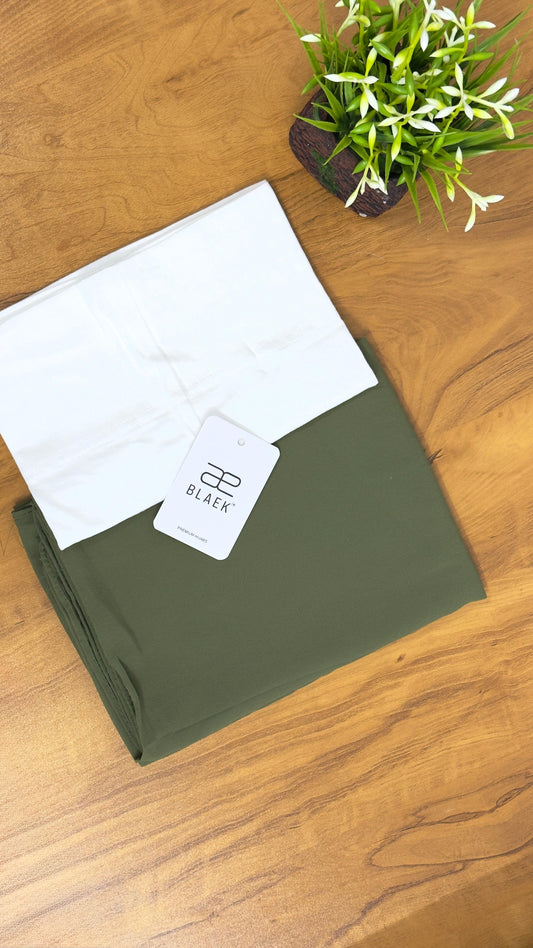 White cap combined with olive green shawl, compact fold.